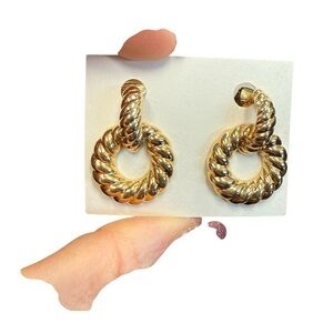 Avon ribbed  Hoop convertible clip Earrings goldtone vintage 1986 NIB